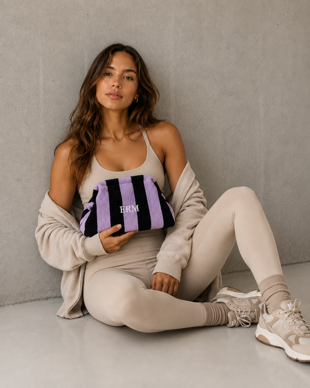Signature Maxi Pouch Plush - Bordado