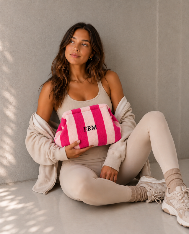 Signature Maxi Pouch Plush - Bordado